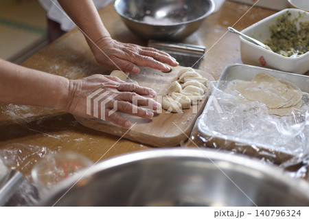 餃子の皮を手作りする様子 餃子の皮を手作りする様子 140796324