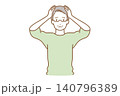 頭を抱える男性 140796389