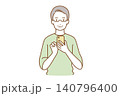 スマホを操作する男性 140796400