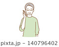 スマホで話す男性 140796402