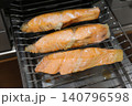 魚焼きグリルで鮭を焼く様子 140796598