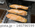 魚焼きグリルで鮭を焼く様子 140796599