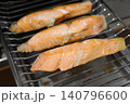 魚焼きグリルで鮭を焼く様子 140796600