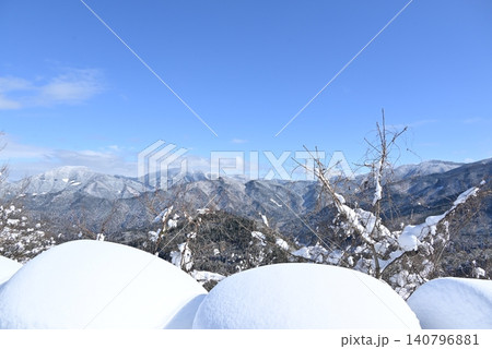 手前に積もった真っ白な雪と遠くに広がる美しい雪山の連峰 手前に積もった真っ白な雪と遠くに広がる美しい雪山の連峰 140796881