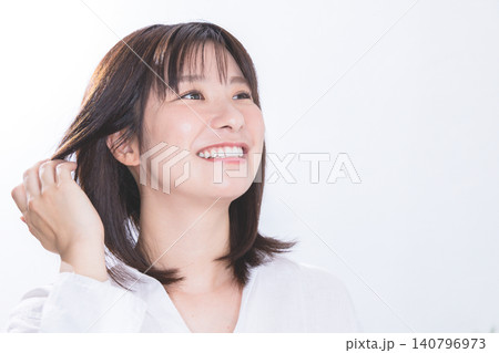 髪を触る女性 髪を触る女性 140796973