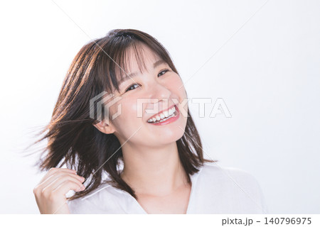 風に髪がなびく女性 風に髪がなびく女性 140796975