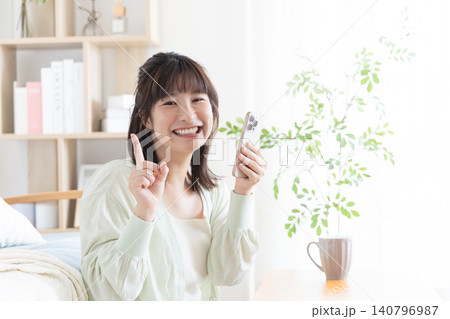 スマホを持って笑顔の若い女性 スマホを持って笑顔の若い女性 140796987