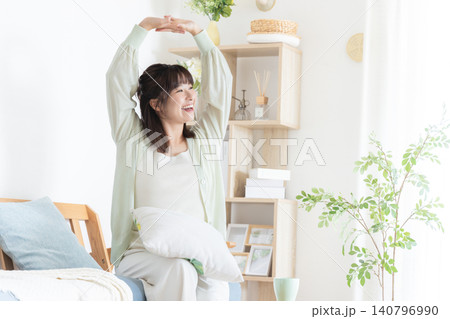 伸びをする若い女性 伸びをする若い女性 140796990