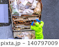 日本の横浜都市景観マンションリフォーム。運び出された廃材が次々にトラックに積み込まれる＝横浜市内 140797009