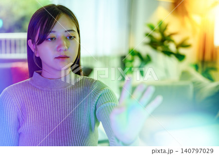 女性が未来を触る 140797029