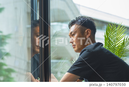窓の外を見る日本人男性 140797030