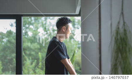 窓の外を見る男性 140797037