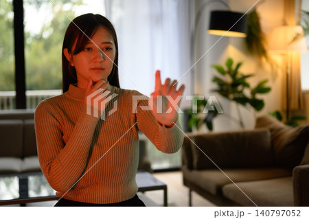 未来を触る女性 未来を触る女性 140797052
