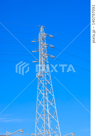 鮮やかな青空にそびえ立つ真っ白な送電鉄塔と幾筋もの電線 鮮やかな青空にそびえ立つ真っ白な送電鉄塔と幾筋もの電線 140797091