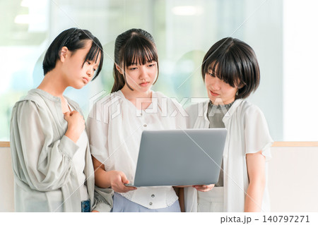 パソコンを見ながら不機嫌そうにする私服姿の小学生,中学生の女の子(不満,ストレス,ため息) パソコンを見ながら不機嫌そうにする私服姿の小学生,中学生の女の子(不満,ストレス,ため息) 140797271
