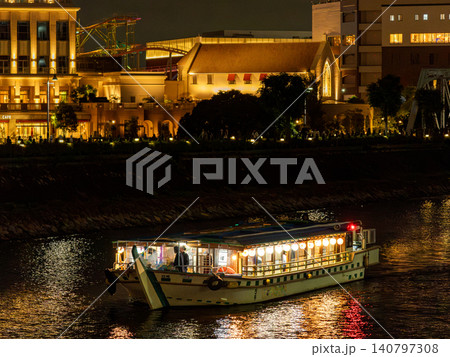 屋形船 横浜 夜景 観覧車 ライトアップ 水面 リフレクション 観光 日本 屋形船 横浜 夜景 観覧車 ライトアップ 水面 リフレクション 観光 日本 140797308