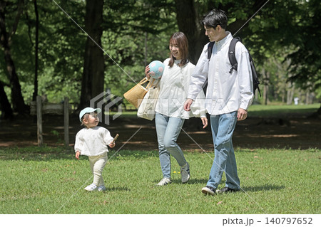 公園で散歩する若いファミリー 140797652