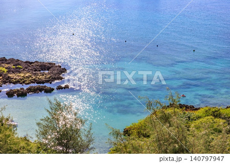 鮮やかな青い海と緑豊かな断崖の岬が織りなす南国の絶景 鮮やかな青い海と緑豊かな断崖の岬が織りなす南国の絶景 140797947
