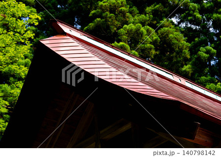 神社拝殿の屋根~夏の日差し~ 神社拝殿の屋根~夏の日差し~ 140798142