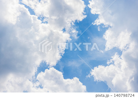 青空を縁取るように湧き上がるダイナミックな白い雲 青空を縁取るように湧き上がるダイナミックな白い雲 140798724