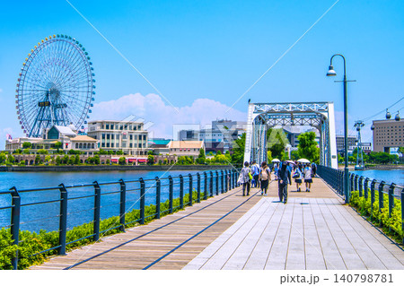 日本の横浜都市景観リニューアル…ボードウォーク改修工事終了。新緑に映える汽車道などを望む＝6月12日 140798781