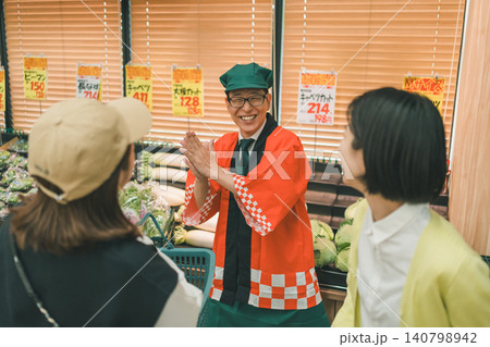 スーパーマーケットで法被を着た男性店員 スーパーマーケットで法被を着た男性店員 140798942