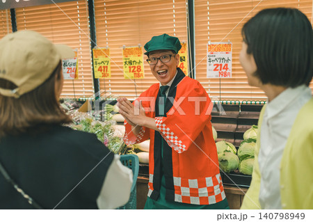 スーパーマーケットで法被を着た男性店員 スーパーマーケットで法被を着た男性店員 140798949