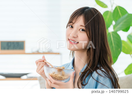 グラノーラを食べる若いアジア人女性(食事,シリアル,ダイエット) グラノーラを食べる若いアジア人女性(食事,シリアル,ダイエット) 140799025
