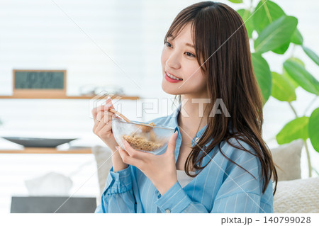 グラノーラを食べる若いアジア人女性(食事,シリアル,ダイエット) グラノーラを食べる若いアジア人女性(食事,シリアル,ダイエット) 140799028