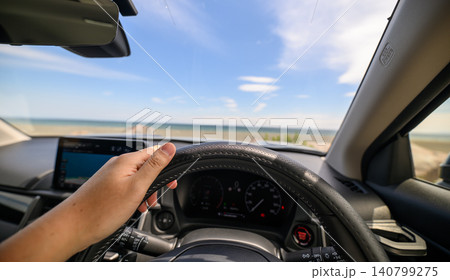 車を運転して海へ向かう 車を運転して海へ向かう 140799275