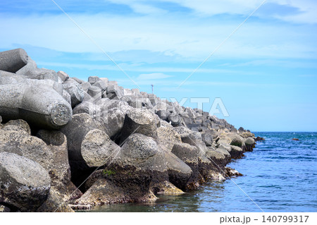 照ヶ崎海岸に並ぶ消波ブロックと海 照ヶ崎海岸に並ぶ消波ブロックと海 140799317