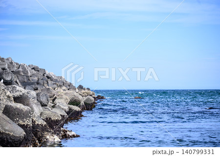照ヶ崎海岸の消波ブロックと青い海 照ヶ崎海岸の消波ブロックと青い海 140799331