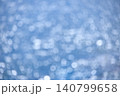 海面でパドルボードを漕ぐ男女 140799658