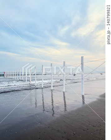 片瀬西浜 江ノ島海岸 の白杭 片瀬西浜 江ノ島海岸 の白杭 140799821