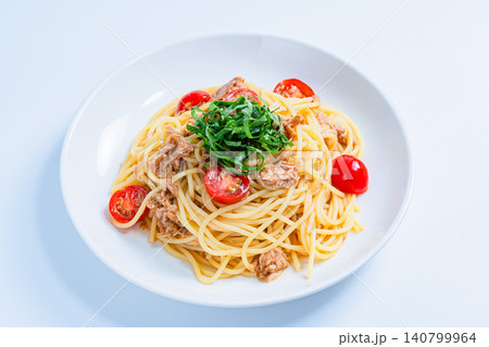 ツナとミニトマトの冷製パスタ 大葉を添えた夏向けメニュー ツナとミニトマトの冷製パスタ 大葉を添えた夏向けメニュー 140799964