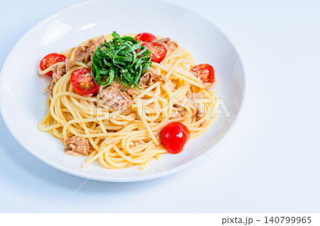 ツナとミニトマトの冷製パスタ 大葉を添えた夏向けメニュー 140799965