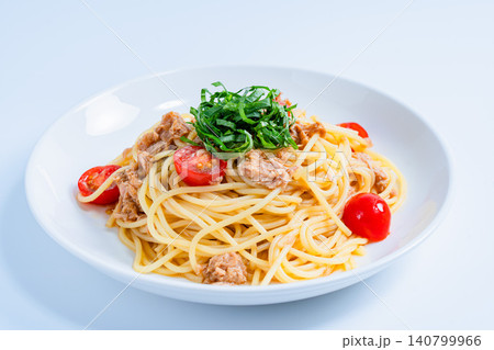 ツナとミニトマトの冷製パスタ 大葉を添えた夏向けメニュー ツナとミニトマトの冷製パスタ 大葉を添えた夏向けメニュー 140799966