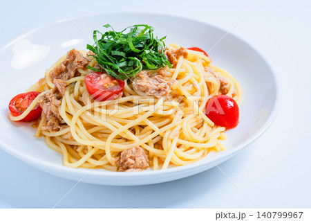ツナとミニトマトの冷製パスタ 大葉を添えた夏向けメニュー ツナとミニトマトの冷製パスタ 大葉を添えた夏向けメニュー 140799967