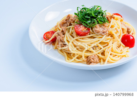 ツナとミニトマトの冷製パスタ 大葉を添えた夏向けメニュー ツナとミニトマトの冷製パスタ 大葉を添えた夏向けメニュー 140799968