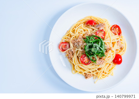 ツナとミニトマトの冷製パスタ 大葉を添えた夏向けメニュー ツナとミニトマトの冷製パスタ 大葉を添えた夏向けメニュー 140799971