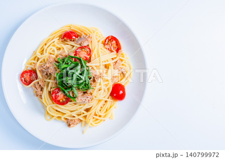 ツナとミニトマトの冷製パスタ 大葉を添えた夏向けメニュー ツナとミニトマトの冷製パスタ 大葉を添えた夏向けメニュー 140799972