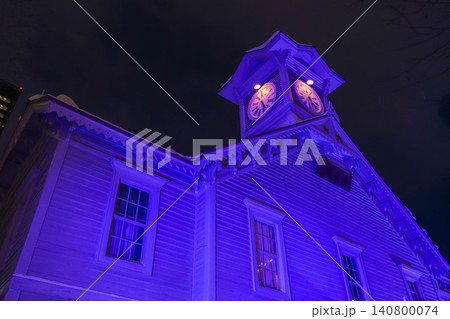 【建物】青色にライトアップされた夜の札幌市時計台 【建物】青色にライトアップされた夜の札幌市時計台 140800074