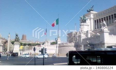 イタリア旅行でローマのヴェネツィア広場にそびえ立つ、壮大で美しいヴィットリアーノの絶景風景 140800224