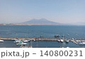 イタリア旅行でナポリ湾から一望する、美しい青空と名峰ベスビオ山の絶景風景 140800231