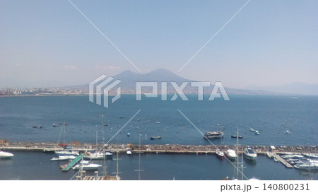 イタリア旅行でナポリ湾から一望する、美しい青空と名峰ベスビオ山の絶景風景 イタリア旅行でナポリ湾から一望する、美しい青空と名峰ベスビオ山の絶景風景 140800231