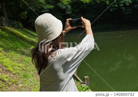 小野池あじさい公園を巡る女性 群馬県渋川市 小野池あじさい公園を巡る女性 群馬県渋川市 140800782