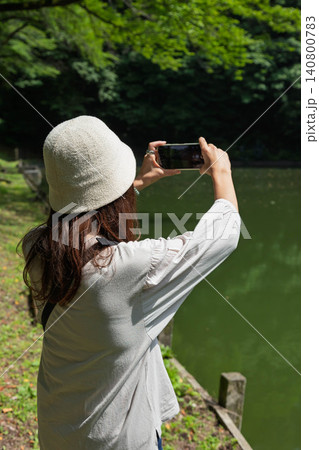 小野池あじさい公園を巡る女性 群馬県渋川市 小野池あじさい公園を巡る女性 群馬県渋川市 140800783