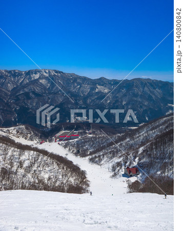 白馬コルチナスキー場の急斜面とホテルグリーンプラザ白馬の風景 (長野県、小谷村) 白馬コルチナスキー場の急斜面とホテルグリーンプラザ白馬の風景 (長野県、小谷村) 140800842