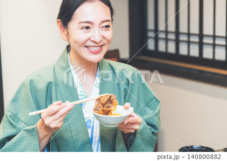 旅館で食事をするミドル女性 旅館で食事をするミドル女性 140800882