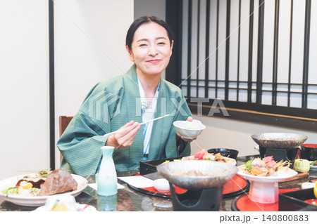 旅館で食事をするミドル女性 140800883